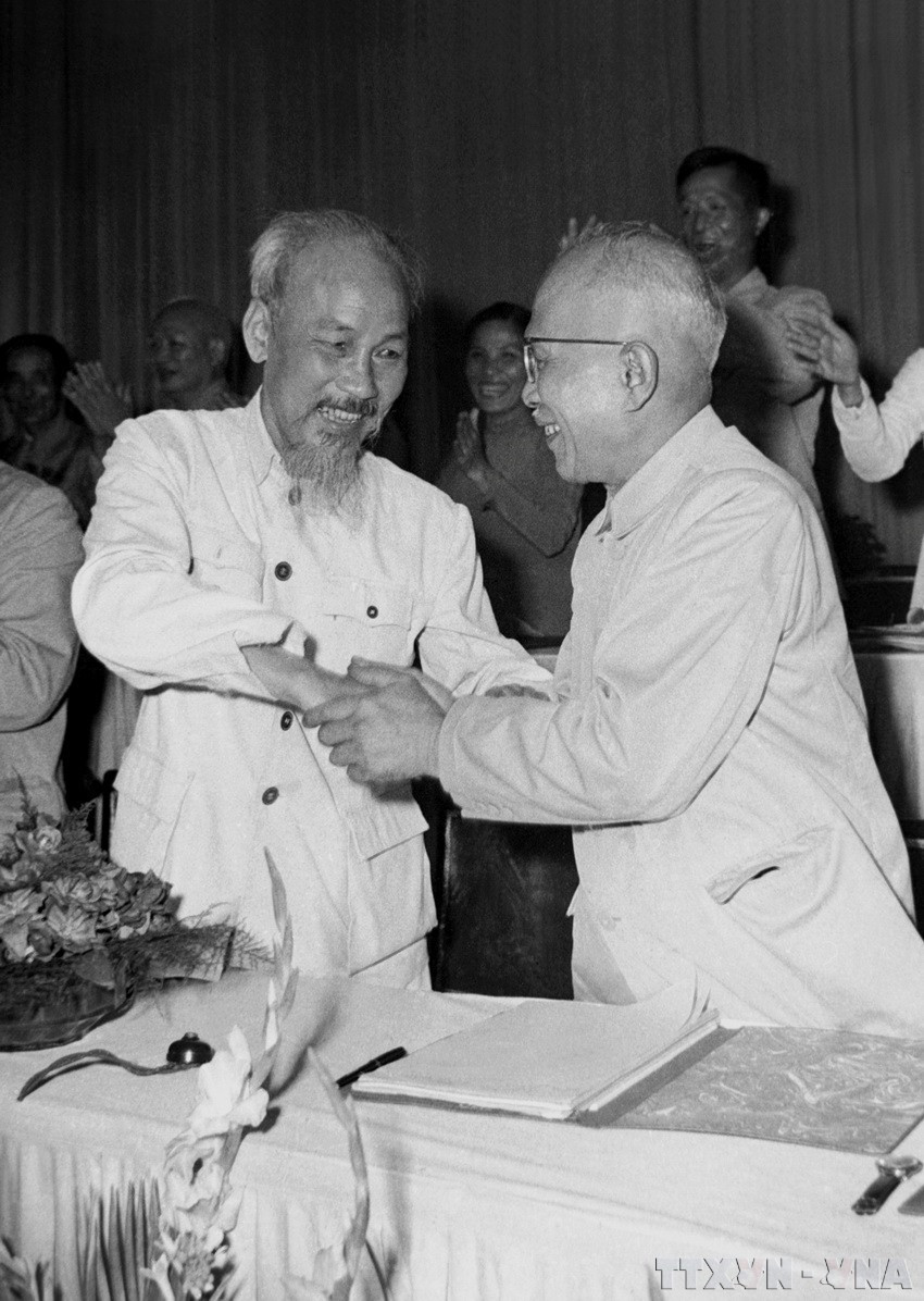 Chủ tịch Hồ Chí Minh chúc mừng đồng chí Tôn Đức Thắng được bầu giữ chức Phó Chủ tịch nước tại Kỳ họp thứ nhất, Quốc hội khóa II (Tháng 7/1960). (Ảnh: TTXVN)