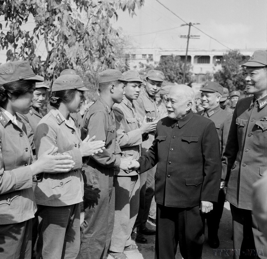 Ngày 27/3/1974, Chủ tịch Tôn Đức Thắng đến thăm cán bộ, chiến sĩ Bộ Tư lệnh Pháo binh. (Ảnh: Hứa Kiểm/TTXVN)
