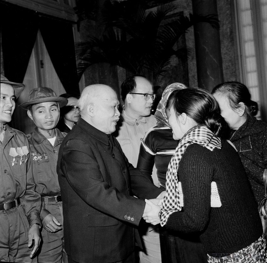 Chủ tịch Tôn Đức Thắng tiếp Đoàn đại biểu Mặt trận dân tộc giải phóng miền Nam Việt Nam và Đoàn đại biểu Liên minh các lực lượng dân tộc dân chủ và hòa bình Việt Nam ra dự Đại hội đại biểu lần thứ 3 Mặt trận Tổ quốc Việt Nam, chiều 12/12/1971. (Ảnh: Ngọc Khanh/TTXVN)