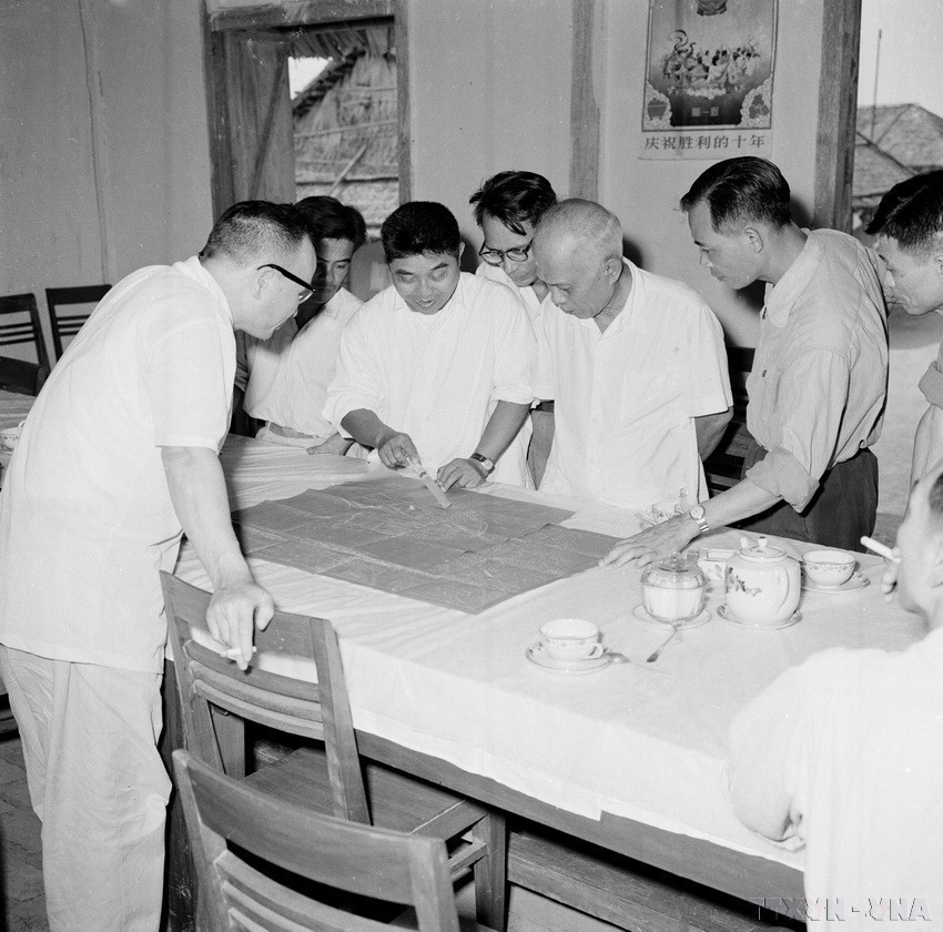 Đồng chí Tôn Đức Thắng, Chủ tịch Hội đồng bầu cử Trung ương kiểm tra tình hình chuẩn bị bầu cử Quốc hội khóa 2 tại Thái Nguyên ngày 27/4/1960. (Ảnh: TTXVN)