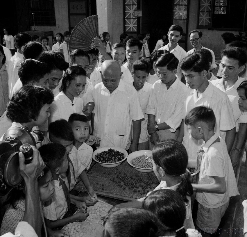 Phó Chủ tịch Tôn Đức Thắng thăm Trường cấp I Thăng Long I, khu Hoàn Kiếm (Hà Nội), sáng 26/7/1964. (Ảnh: Minh Lộc/TTXVN)