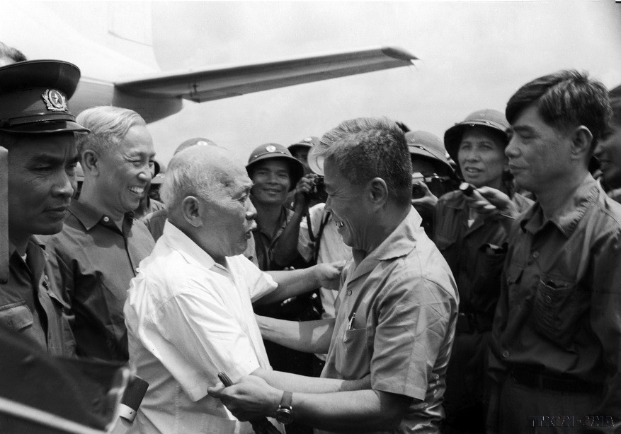 Đồng chí Phạm Hùng đón Ðoàn đại biểu Đảng, Chính phủ do Chủ tịch Tôn Đức Thắng dẫn đầu vào Sài Gòn dự Lễ mừng chiến thắng sáng 13/5/1975, tại Sân bay Tân Sơn Nhất. (Ảnh: Văn Bảo/TTXVN)