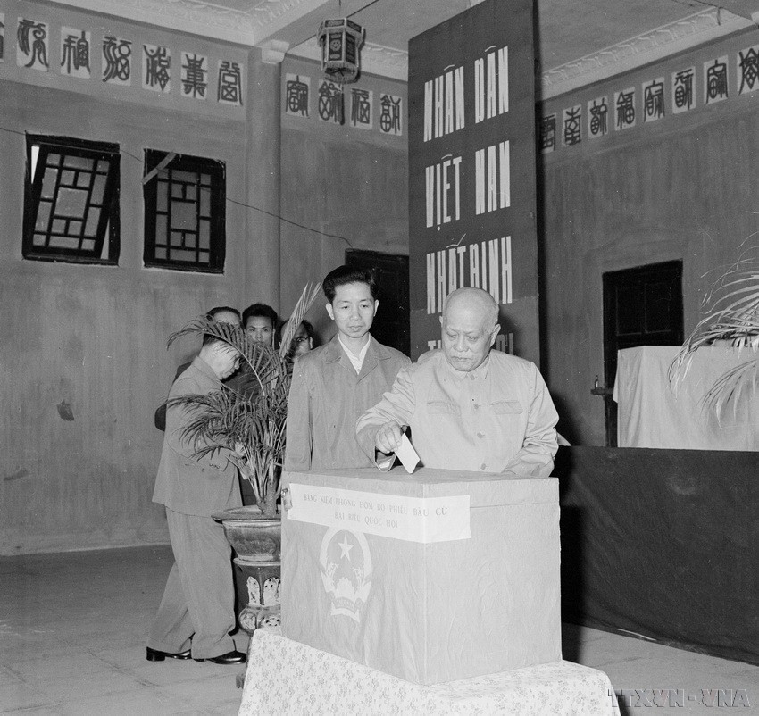 Chủ tịch Tôn Đức Thắng bỏ phiếu bầu Đại biểu Quốc hội khóa IV (1971) tại khu vực số 39, Khu phố Ba Đình, Hà Nội. (Ảnh: TTXVN)