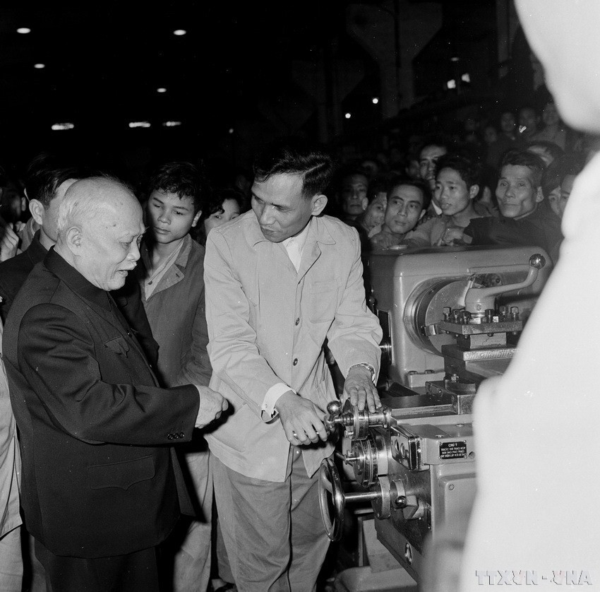 Chủ tịch Tôn Đức Thắng thăm Nhà máy Cơ khí Hà Nội, ngày 18/2/1972. (Ảnh: TTXVN)