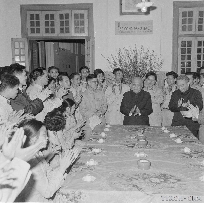 Phó Chủ tịch Tôn Đức Thắng thăm cán bộ, chiến sỹ đơn vị X, Cảnh sát nhân dân Hà Nội nhân dịp Tết Mậu Thân 1968. (Ảnh: Ngọc Khanh/TTXVN)