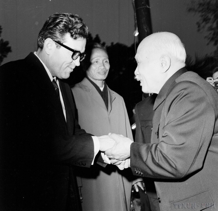 Chủ tịch Tôn Đức Thắng và Thủ tướng Phạm Văn Đồng tiếp Đoàn đại biểu Đảng và Chính phủ Bulgaria, do Chủ tịch Hội đồng bộ trưởng Stanko Todorov dẫn đầu, sang thăm Việt Nam, ngày 21/12/1971. (Ảnh: TTXVN)