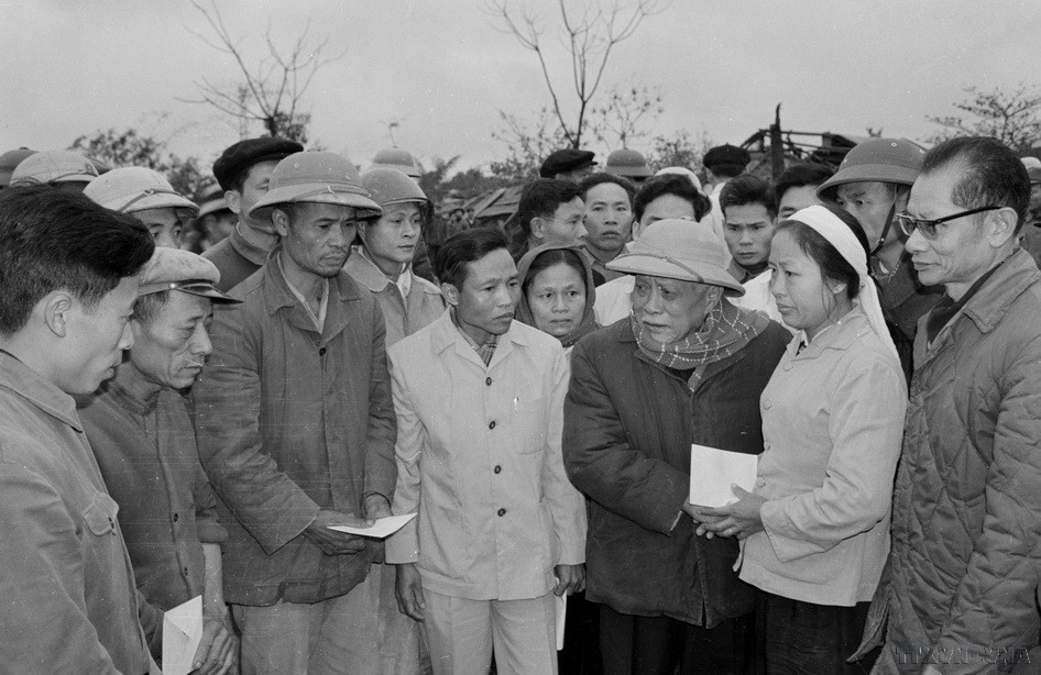 Chủ tịch Tôn Đức Thắng thăm hỏi nhân dân phố Khâm Thiên, Hà Nội bị máy bay B.52 Mỹ dội bom tàn phá (12/1972). (Ảnh: Văn Bảo/TTXVN)