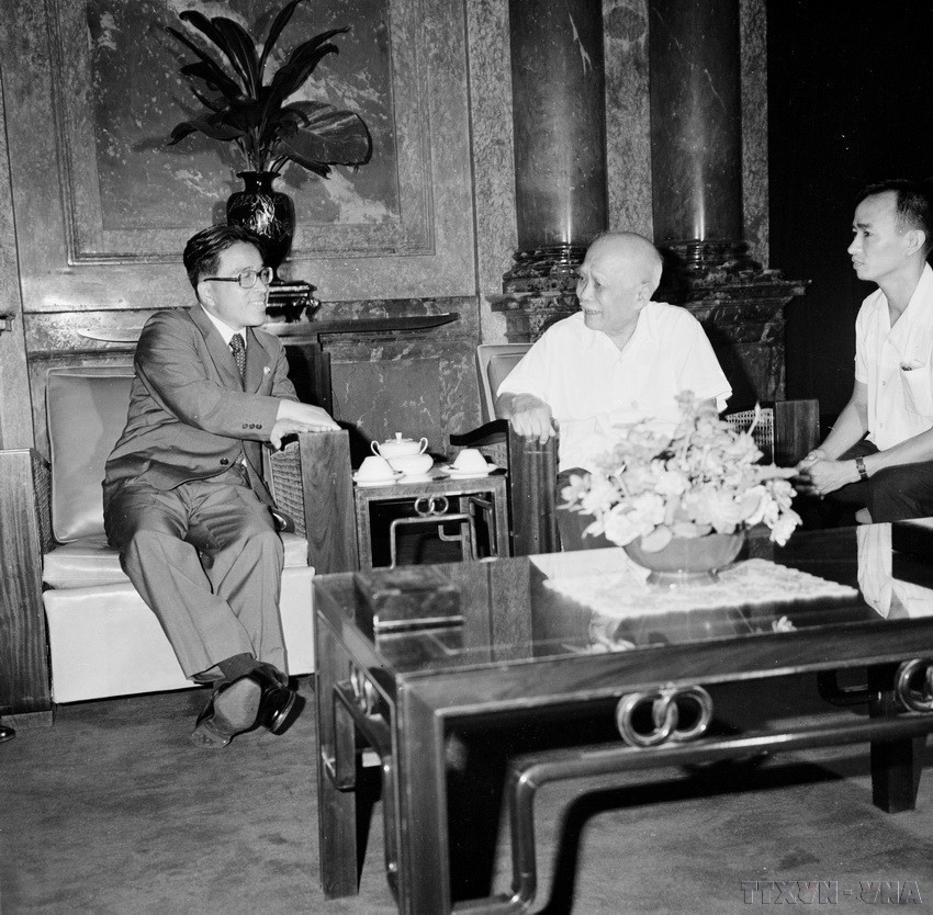 Chủ tịch Tôn Đức Thắng tiếp đồng chí Ho Dam, Ủy viên Trung ương Đảng Lao động Triều Tiên, Phó Thủ tướng Chính phủ nước CHDCND Triều Tiên, Đặc phái viên của Chủ tịch Kim Nhật Thành sang thăm Việt Nam sáng 7/8/1976. (Ảnh: Kim Hùng/TTXVN)