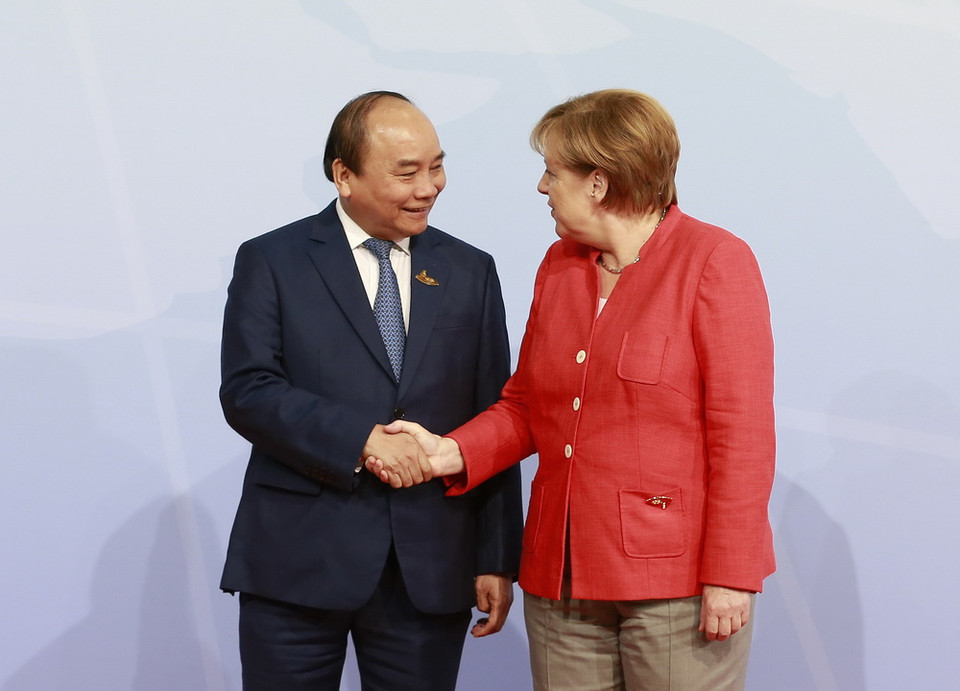 Thủ tướng Đức Angela Merkel đón Thủ tướng Nguyễn Xuân Phúc. (Ảnh: Thống Nhất/TTXVN)