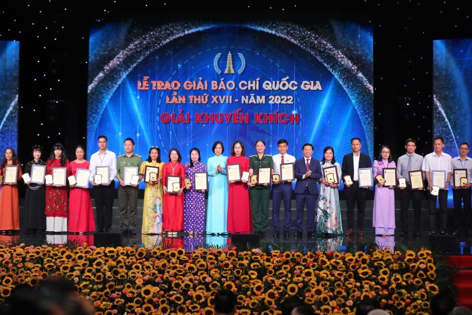 Ban tổ chức trao Giải Khuyến khích cho các tác giả đoạt giải. (Ảnh: Minh Quyết/TTXVN)