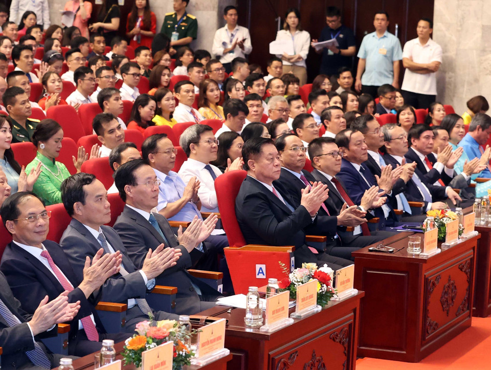 Chủ tịch nước Võ Văn Thưởng và các đại biểu dự Lễ trao Giải Báo chí Quốc gia lần thứ XVII năm 2022. (Ảnh: Thống Nhất/TTXVN)