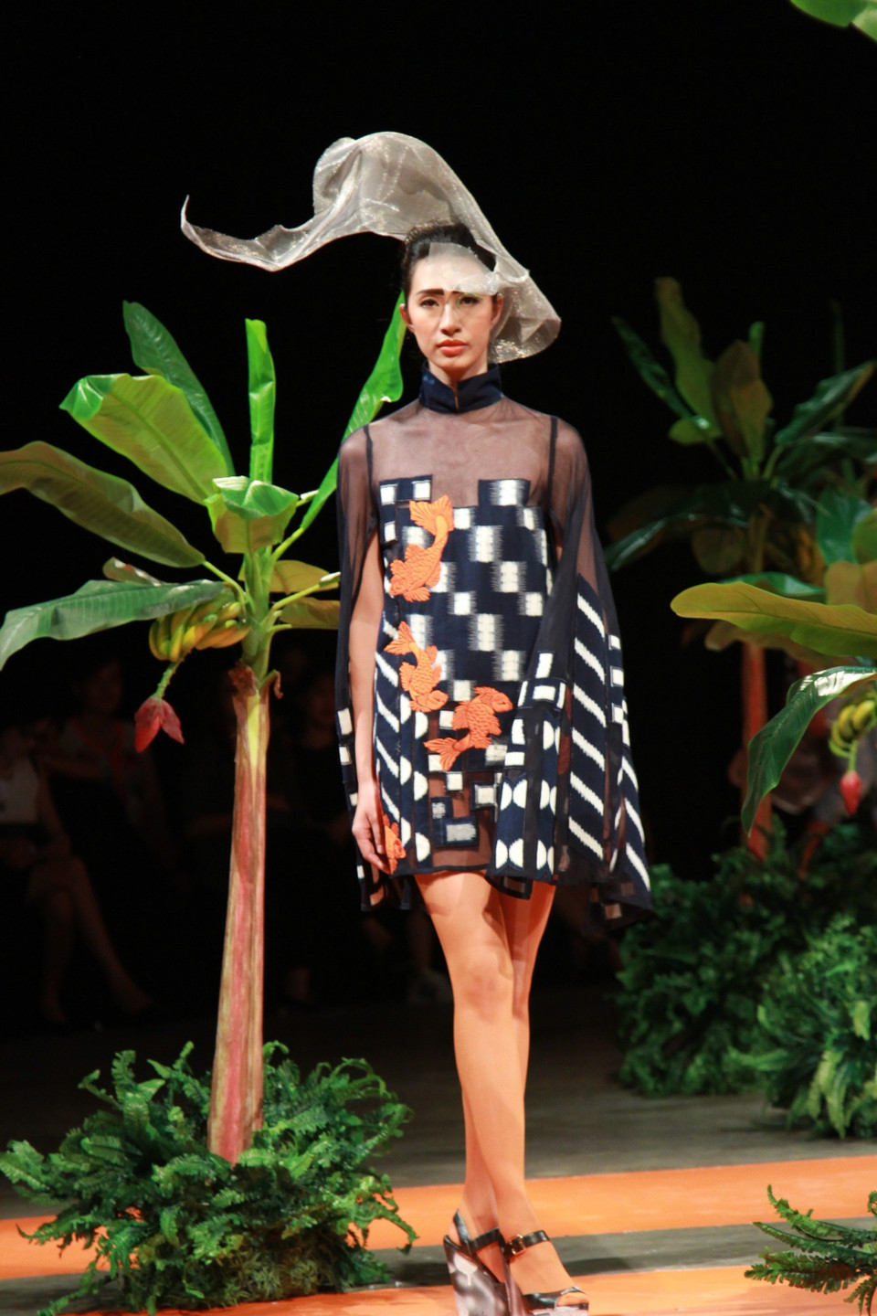  Dành gần như cả đời cống hiến cho thời trang Việt, mới đây nhà thiết kế Minh Hạnh đã vinh dự được trao giải thưởng Fukuoka Prize 2015...(Ảnh: Xuân Mai/Vietnam+)