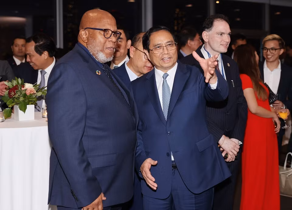 Thủ tướng Phạm Minh Chính với Chủ tịch Đại Hội đồng Liên hợp quốc khóa 78 Dennis Francis dự chiêu đãi kỷ niệm 78 năm Quốc khánh và 46 năm Việt Nam gia nhập Liên hợp quốc. (Ảnh: Dương Giang/TTXVN)