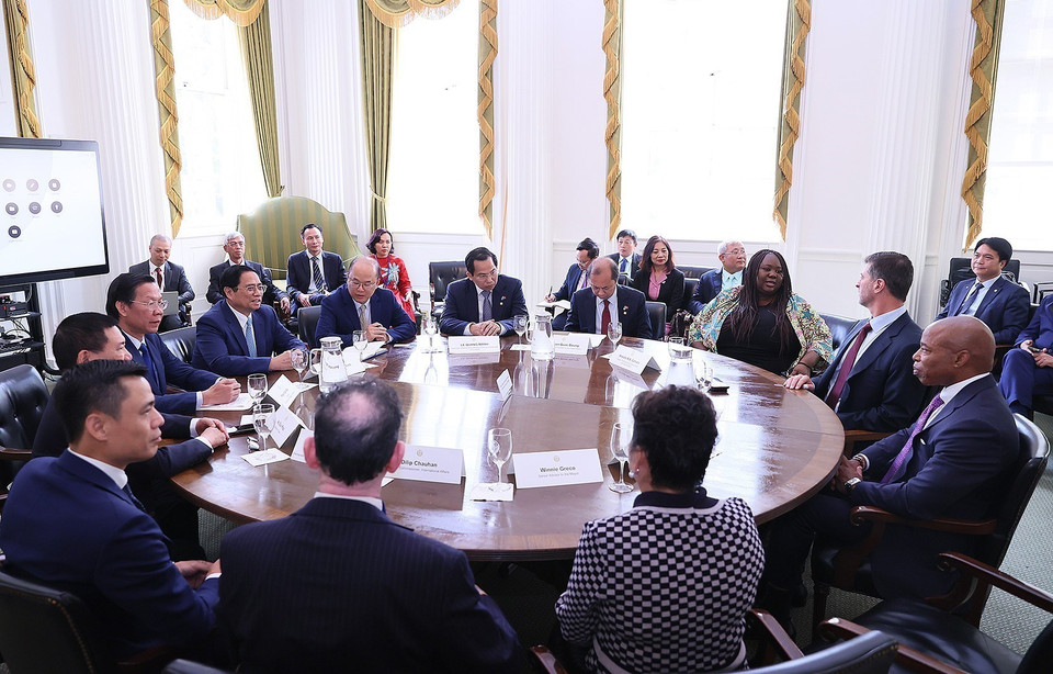 Thủ tướng Phạm Minh Chính gặp Thị trưởng New York Eric Adams. (Ảnh: Dương Giang/TTXVN)