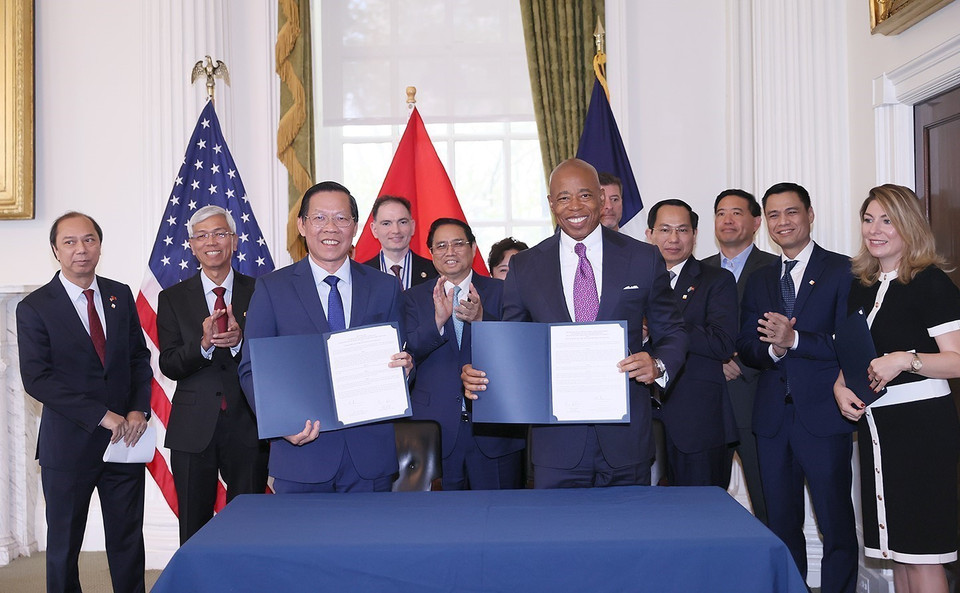 Thủ tướng Phạm Minh Chính gặp Thị trưởng New York Eric Adams và chứng kiến Lễ ký Biên bản Ghi nhớ MOU thiết lập quan hệ kết nghĩa giữa thành phố New York-Thành phố Hồ Chí Minh. (Ảnh: Dương Giang/TTXVN)