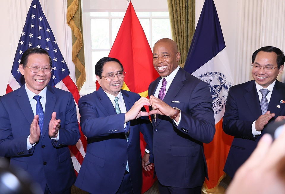 Thủ tướng Phạm Minh Chính và Thị trưởng New York Eric Adams. (Ảnh: Dương Giang/TTXVN)