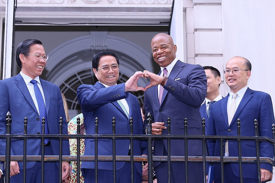 Thủ tướng Phạm Minh Chính và Thị trưởng New York Eric Adams. (Ảnh: Dương Giang/TTXVN)