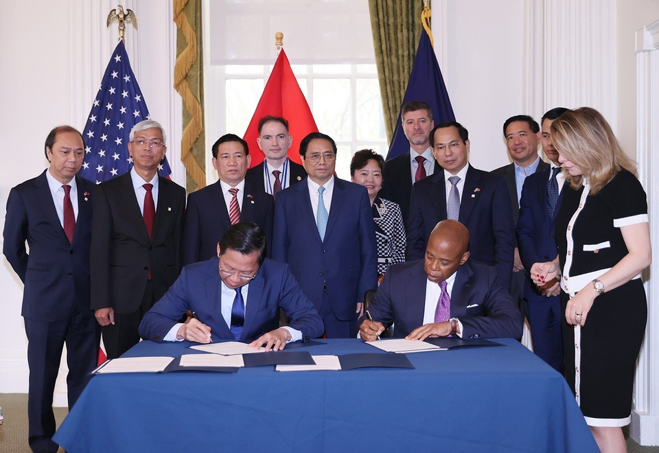 Thủ tướng Phạm Minh Chính gặp Thị trưởng New York Eric Adams và chứng kiến Lễ ký Biên bản Ghi nhớ MOU thiết lập quan hệ kết nghĩa giữa thành phố New York-Thành phố Hồ Chí Minh. (Ảnh: Dương Giang/TTXVN)