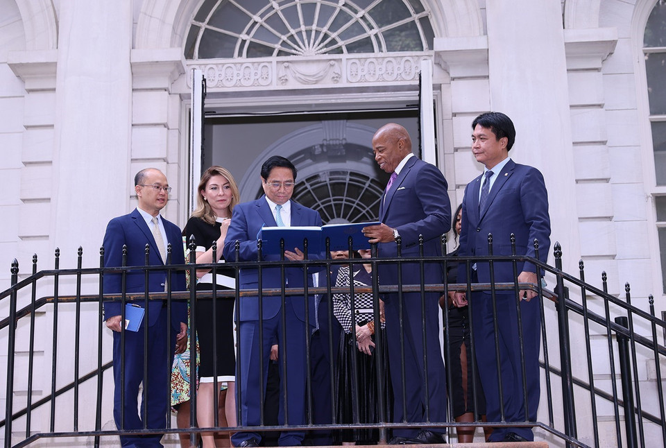 Thủ tướng Phạm Minh Chính ký lưu bút. (Ảnh: Dương Giang/TTXVN)