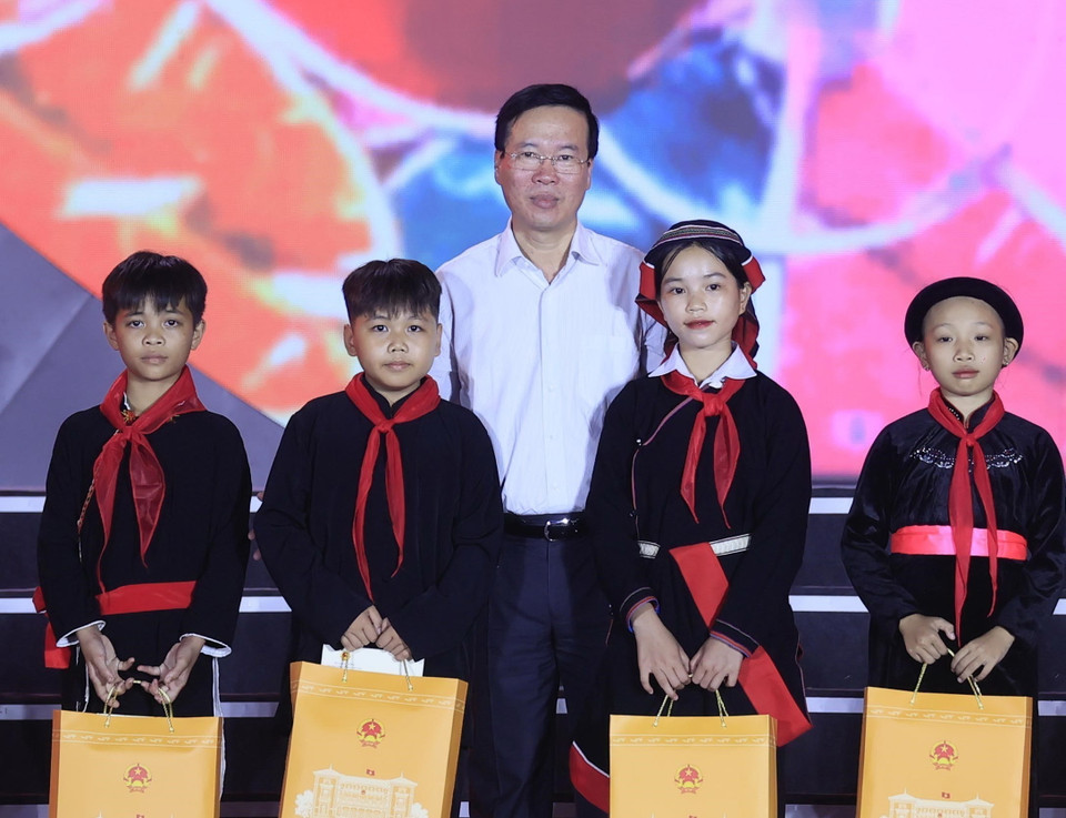 Chủ tịch nước Võ Văn Thưởng tặng quà cho các cháu thiếu nhi tại Đêm hội Thành Tuyên năm 2023. (Ảnh: Thống Nhất/TTXVN)