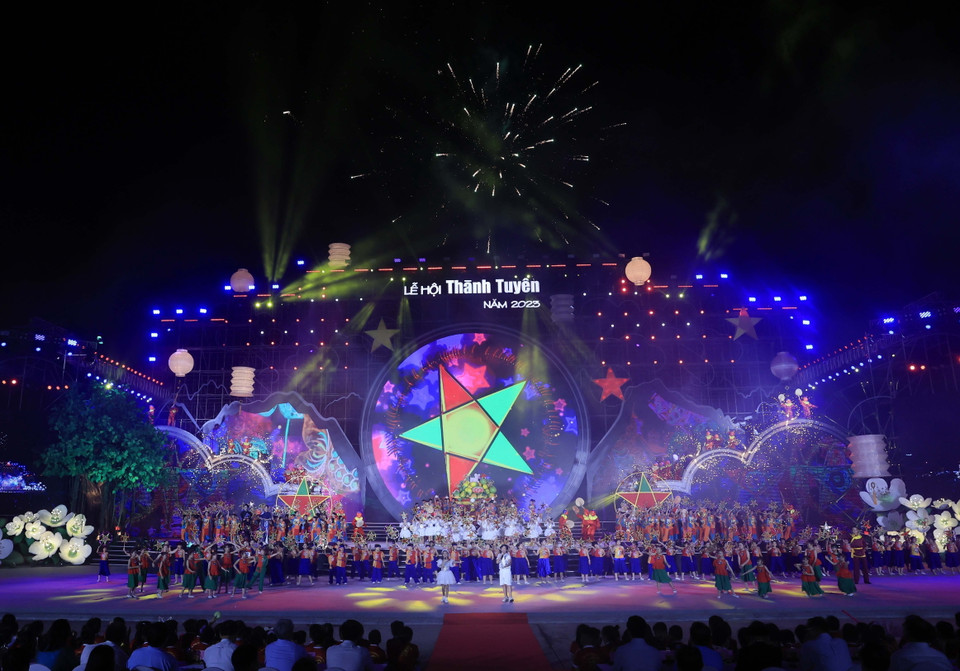 Màn biểu diễn nghệ thuật tại Đêm hội Thành Tuyên năm 2023. (Ảnh: Thống Nhất/TTXVN)