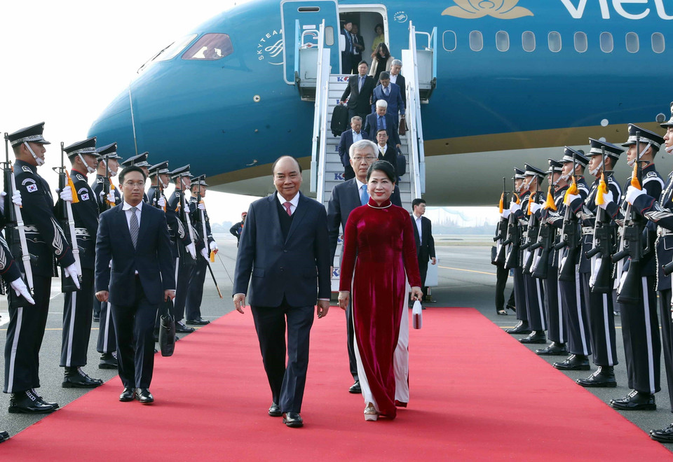 Lễ đón Thủ tướng Chính phủ Nguyễn Xuân Phúc và Phu nhân tại sân bay quân sự Gimhae, Busan. (Ảnh: Thống Nhất/TTXVN)