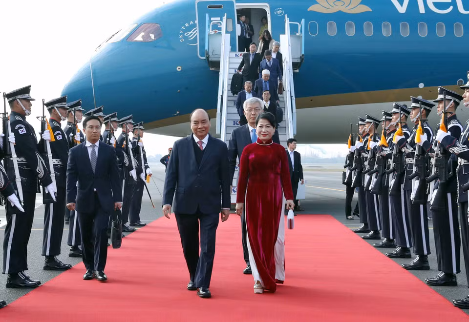 Lễ đón Thủ tướng Chính phủ Nguyễn Xuân Phúc và Phu nhân tại sân bay quân sự Gimhae, Busan. (Ảnh: Thống Nhất/TTXVN)