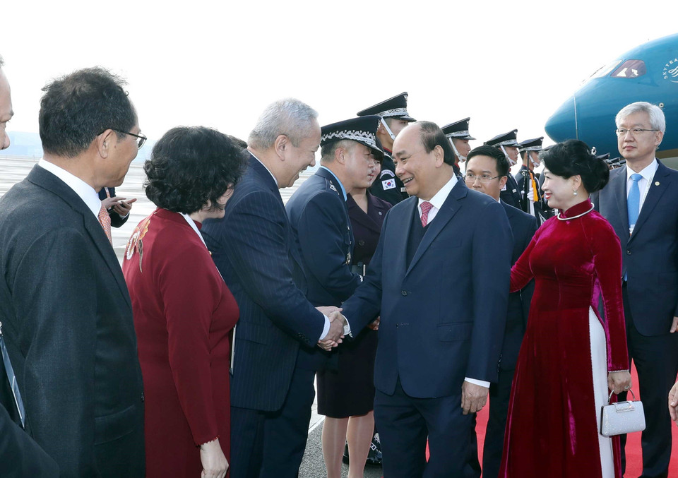 Lễ đón Thủ tướng Chính phủ Nguyễn Xuân Phúc và Phu nhân tại sân bay quân sự Gimhae, Busan. (Ảnh: Thống Nhất/TTXVN)