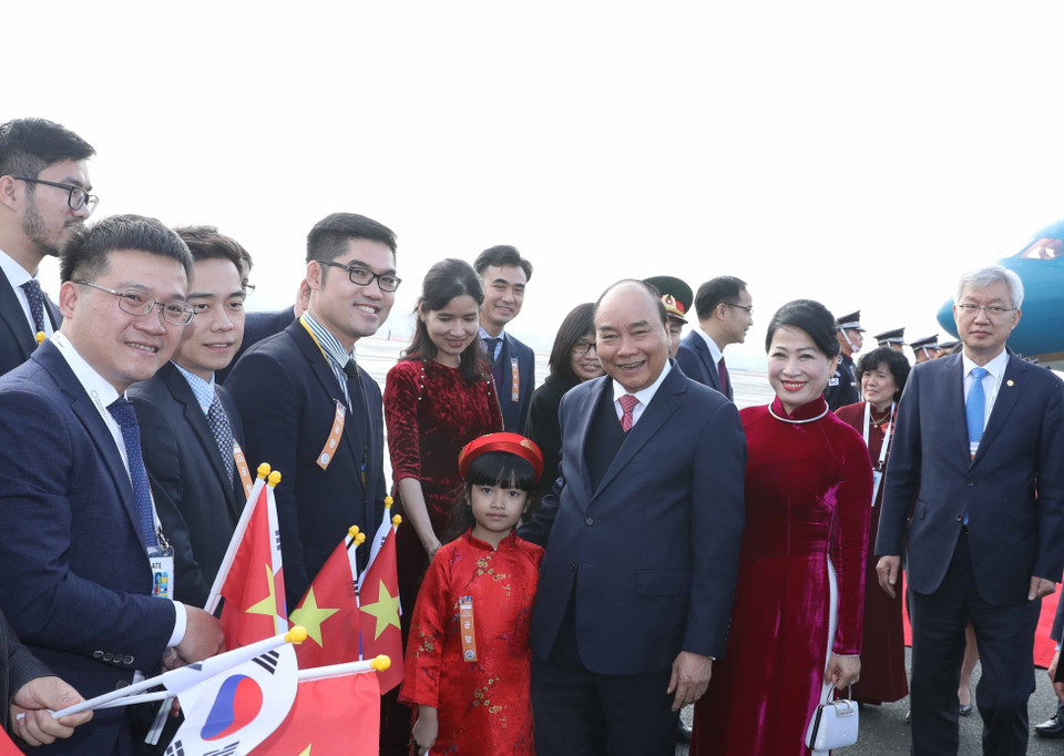 Lễ đón Thủ tướng Chính phủ Nguyễn Xuân Phúc và Phu nhân tại sân bay quân sự Gimhae, Busan. (Ảnh: Thống Nhất/TTXVN)
