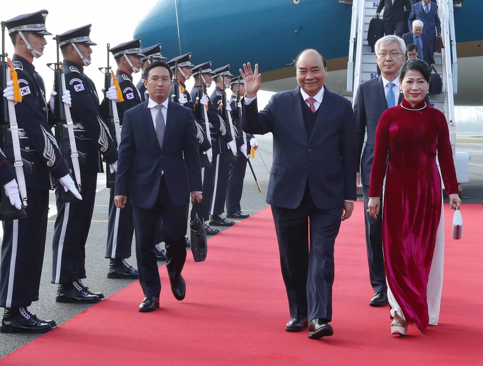 Lễ đón Thủ tướng Chính phủ Nguyễn Xuân Phúc và Phu nhân tại sân bay quân sự Gimhae, Busan. (Ảnh: Thống Nhất/TTXVN)