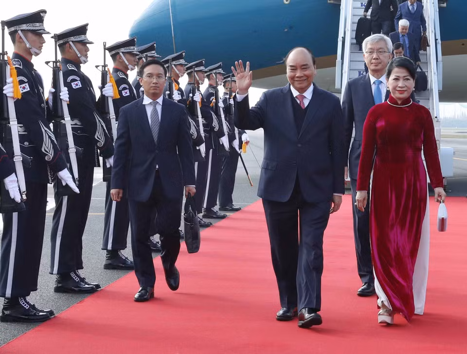 Lễ đón Thủ tướng Chính phủ Nguyễn Xuân Phúc và Phu nhân tại sân bay quân sự Gimhae, Busan. (Ảnh: Thống Nhất/TTXVN)