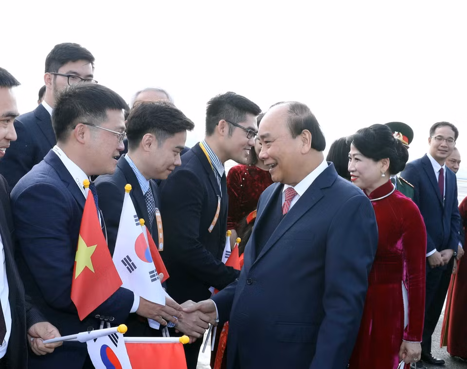 Lễ đón Thủ tướng Chính phủ Nguyễn Xuân Phúc và Phu nhân tại sân bay quân sự Gimhae, Busan. (Ảnh: Thống Nhất/TTXVN)