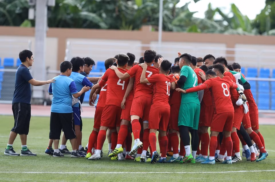 Toàn đội hô quyết tâm trước buổi tập. (Ảnh: Hoàng Linh/TTXVN)