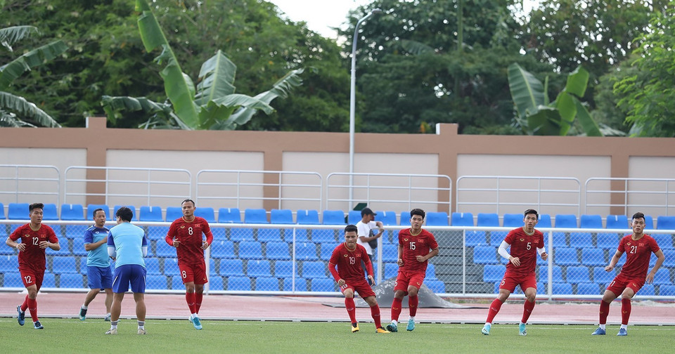 Các tuyển thủ khởi động trong buổi tập. (Ảnh: Hoàng Linh/TTXVN)