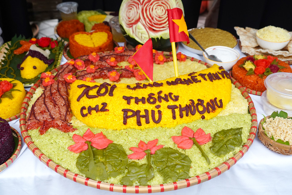 Lễ hội năm 2024 cũng là dịp kỷ niệm 5 năm Làng xôi Phú Thượng chính thức được công nhận là Thương hiệu Làng nghề Truyền thống. (Ảnh: Việt Anh/Vietnam+)