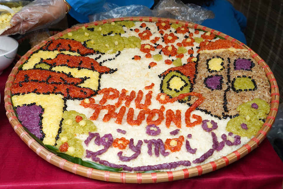 Xôi Phú Thượng từng được lựa chọn là 1 trong 9 món ăn của Thủ đô Hà Nội phục vụ tại Hội nghị thượng đỉnh Mỹ - Triều, qua đó góp phần từng bước khẳng định thương hiệu của làng nghề xôi Phú Thượng đến thị trường trong nước và quốc tế. (Ảnh: Việt Anh/Vietnam+)