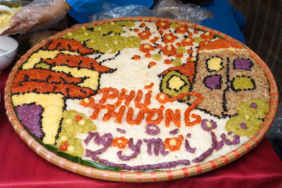 Xôi Phú Thượng từng được lựa chọn là 1 trong 9 món ăn của Thủ đô Hà Nội phục vụ tại Hội nghị thượng đỉnh Mỹ - Triều, qua đó góp phần từng bước khẳng định thương hiệu của làng nghề xôi Phú Thượng đến thị trường trong nước và quốc tế. (Ảnh: Việt Anh/Vietnam+)