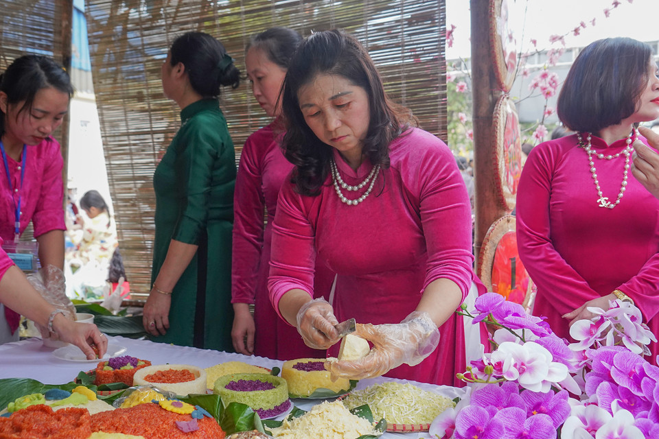 Hằng năm, dân làng mở hội thi nấu xôi và dâng những mâm xôi to đẹp kết tinh từ tinh hoa trời đất cùng với tài hoa sáng tạo của con người lên thành hoàng làng với mong ước một mùa xuân mới an khang thịnh vượng. (Ảnh: Việt Anh/Vietnam+)