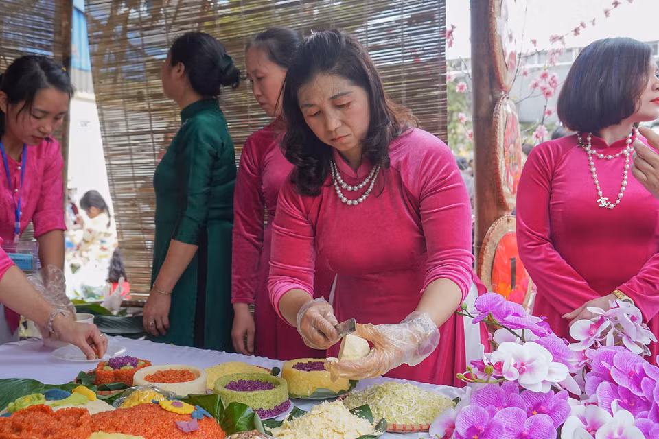 Hằng năm, dân làng mở hội thi nấu xôi và dâng những mâm xôi to đẹp kết tinh từ tinh hoa trời đất cùng với tài hoa sáng tạo của con người lên thành hoàng làng với mong ước một mùa xuân mới an khang thịnh vượng. (Ảnh: Việt Anh/Vietnam+)
