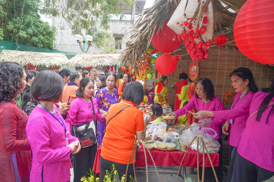 Những gian trưng bày tại Lễ hội thu hút rất nhiều du khách tới tham quan và thưởng thức đặc sản xôi Phú Thượng. (Ảnh: Việt Anh/Vietnam+)