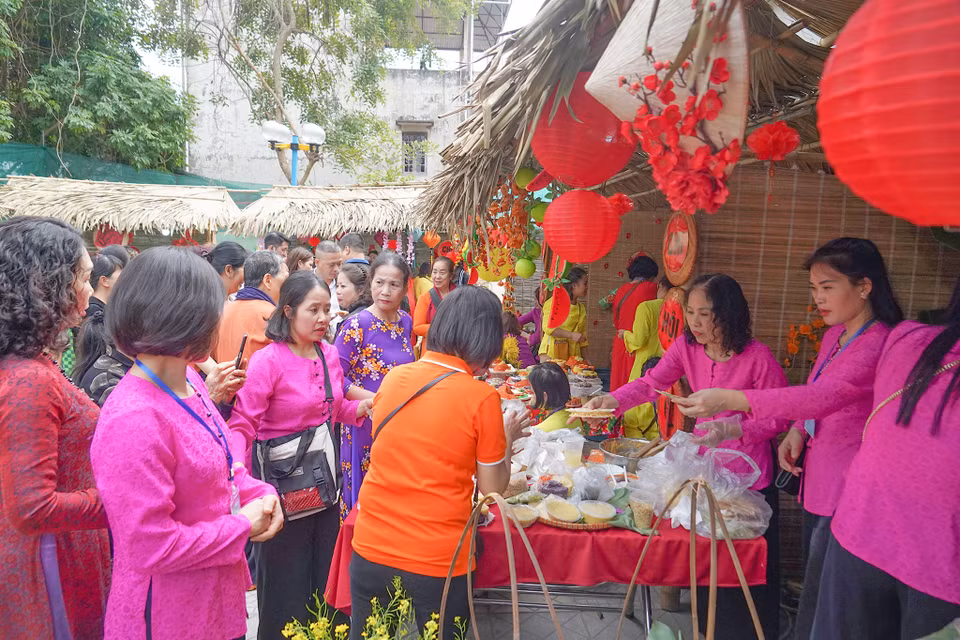 Những gian trưng bày tại Lễ hội thu hút rất nhiều du khách tới tham quan và thưởng thức đặc sản xôi Phú Thượng. (Ảnh: Việt Anh/Vietnam+)