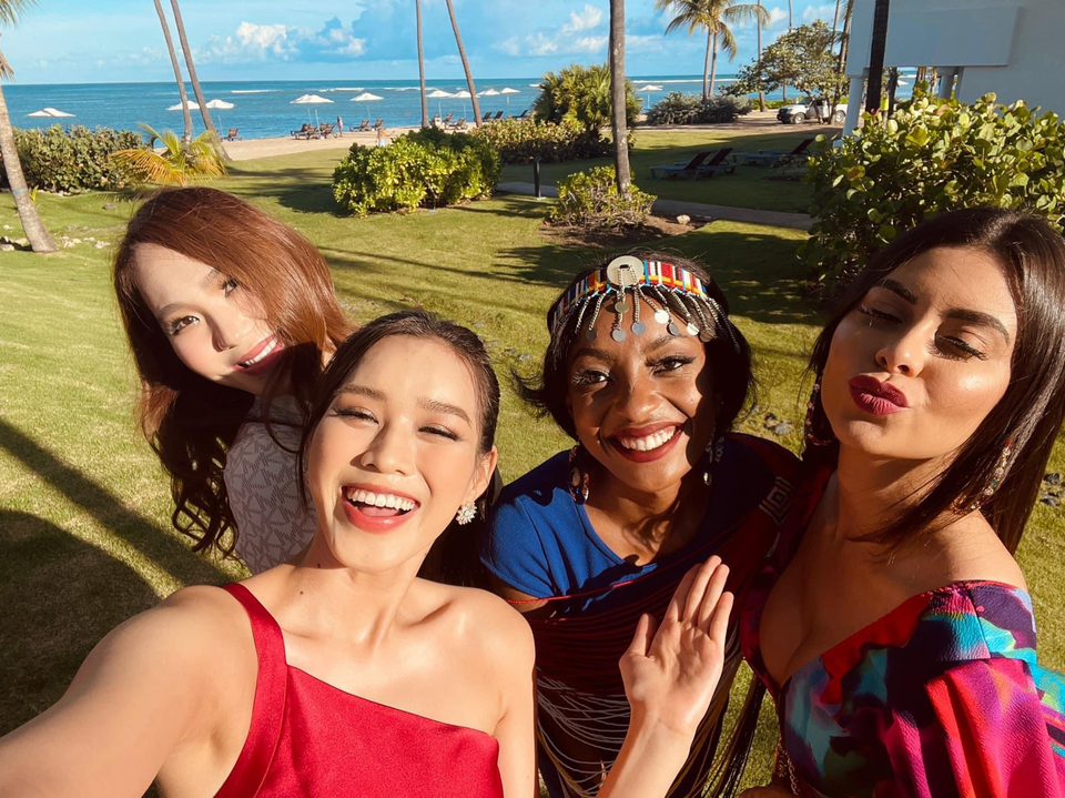 Sau hành trình bay kéo dài 40 tiếng, Hoa hậu Việt Nam Đỗ Hà đã có mặt tại nơi diễn ra cuộc thi Miss World 2021. Không những khoe thần thái rạng ngời trong những mẫu váy thời thượng, Đỗ Thị Hà còn thoải mái bắt chuyện và giao tiếp tự tin với bạn bè quốc tế. So với trước khi bước vào cuộc thi, khả năng giao tiếp tiếng Anh của nàng hậu 20 tuổi đã có nhiều tiến bộ. (Ảnh: NVCC)