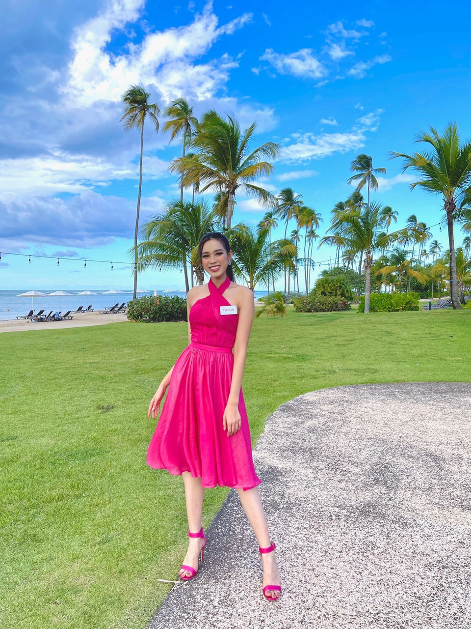 Ở thử thách Head To Head Challenges, Đỗ Thị Hà sẽ có cơ hội thể hiện kỹ năng phỏng vấn. Nàng hậu xứ Thanh sẽ sử dụng tiếng Anh để chia sẻ mà không cần đến phiên dịch. (Ảnh: NVCC)