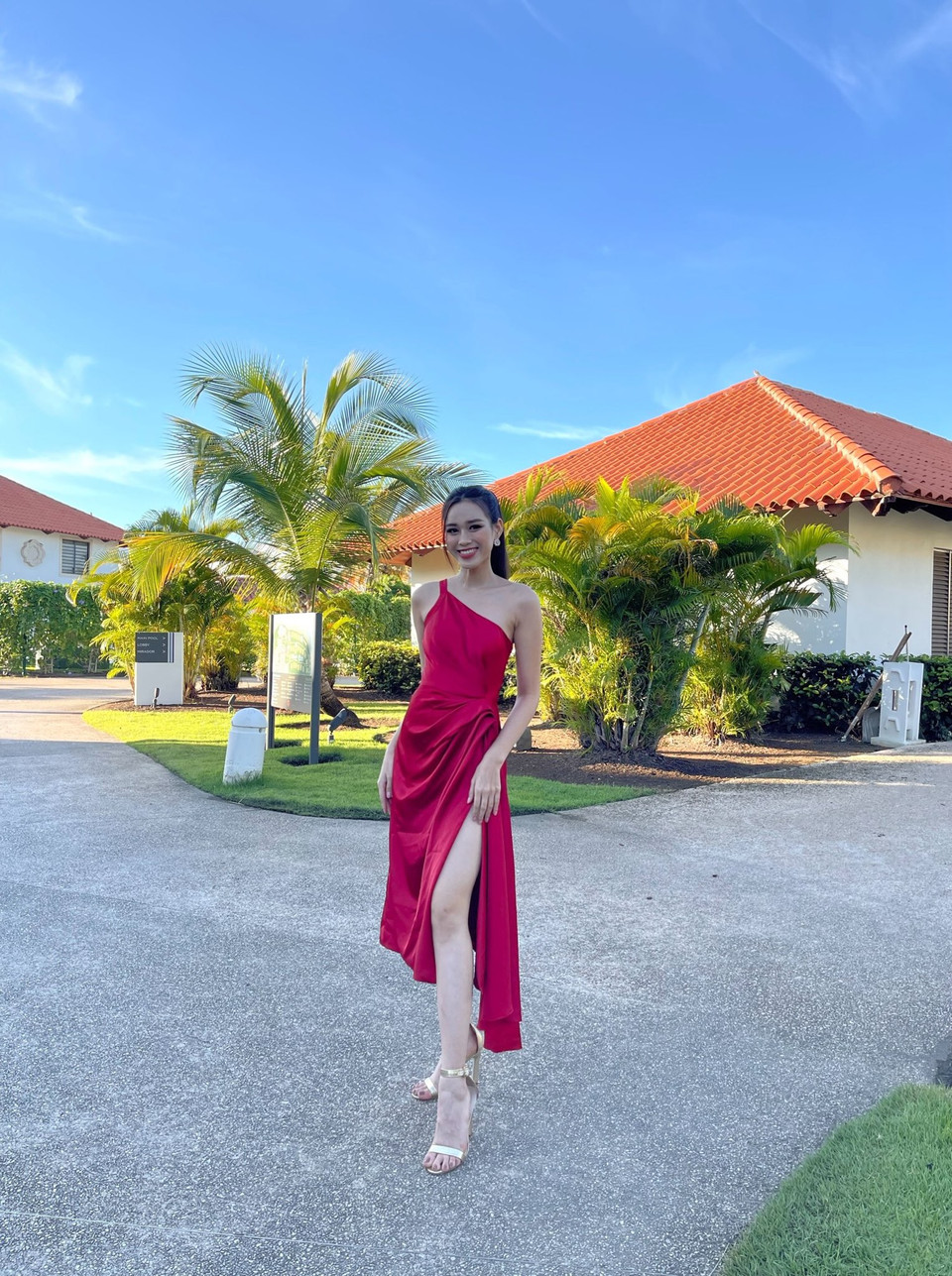 Dự án Nhân ái mà Đỗ Thị Hà mang đến đấu trường nhan sắc năm nay đã được giới thiệu đến khán giả và thu hút rất nhiều sự quan tâm. Người đẹp cùng êkíp tích cực tổ chức nhiều chương trình hoạt động thiện nguyện tại Nam Trà My, Quảng Nam để khắc phục hậu quả sau trận lũ lịch sử của miền Trung nước ta. (Ảnh: NVCC)