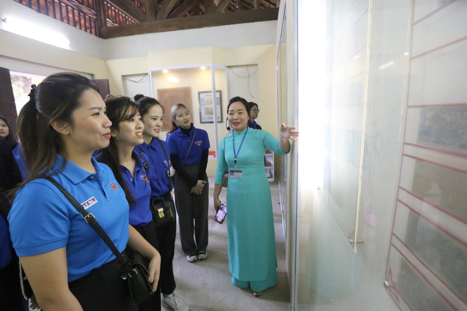 Các đoàn viên Thông tấn xã Việt Nam tham quan Khu di tích lịch sử Nhà máy in tiền đầu tiên của chính quyền cách mạng Việt Nam tại Hòa Bình.( Ảnh: Tuấn Đức/TTXVN)