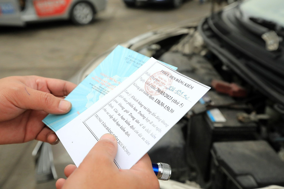 Phiếu hẹn đến đăng kiểm, tránh cảnh người dân phải xếp hàng dài chờ lâu.(Ảnh: Tuấn Anh/TTXVN)