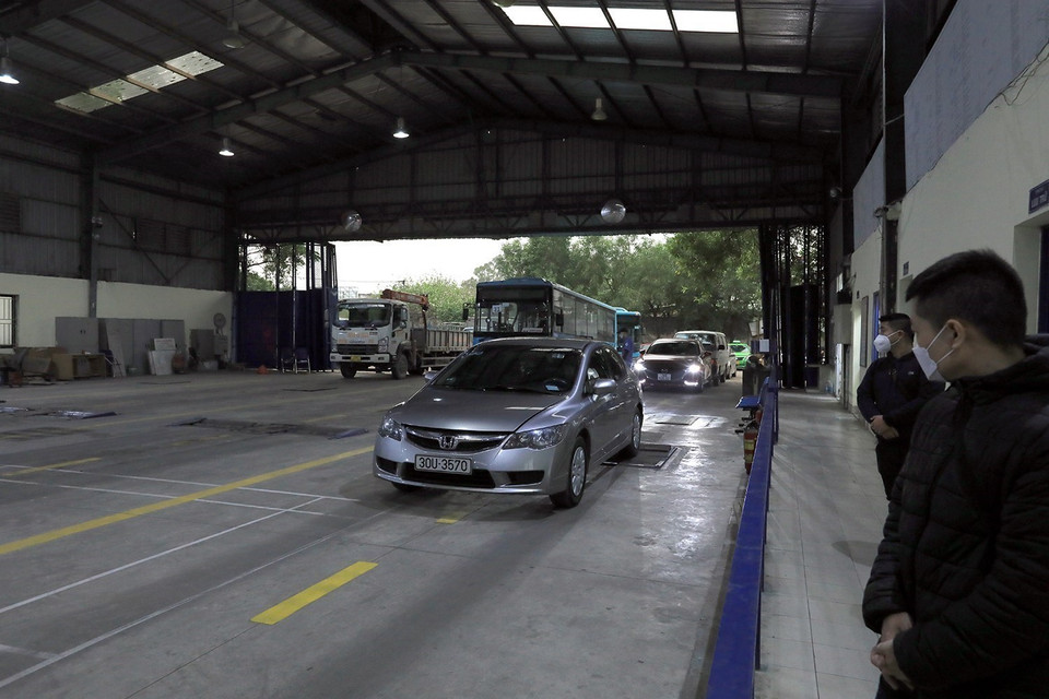 Các phương tiện đến đăng kiểm tại Trung tâm đăng kiểm 29-06V. (Ảnh: Tuấn Anh/TTXVN)