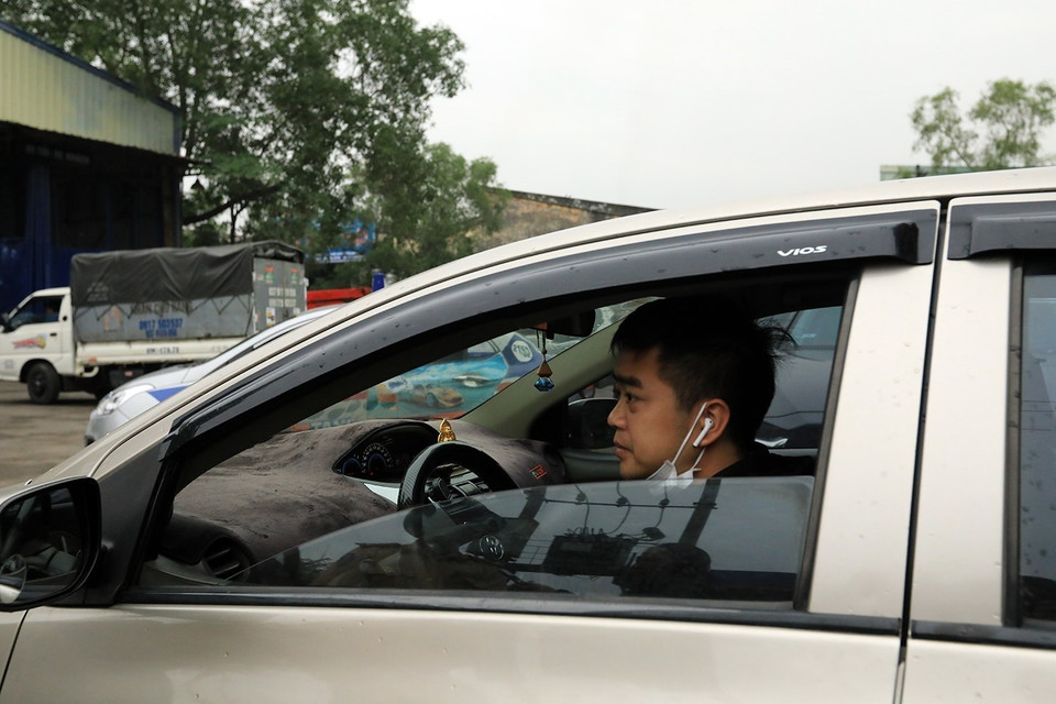 Một tài xế chuẩn bị đưa xe vào đăng kiểm tại Trung tâm đăng kiểm 29-06V.(Ảnh: Tuấn Anh/TTXVN)