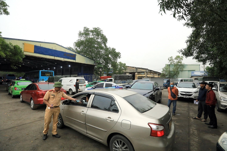 Các phương tiện đến đăng kiểm tại Trung tâm 29-06V.(Ảnh: Tuấn Anh/TTXVN)