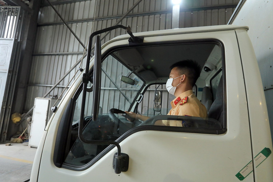 Lực lượng Công an và Quân đội được tăng cường hỗ trợ đến các Trung tâm đăng kiểm. (Ảnh: Tuấn Anh/TTXVN)